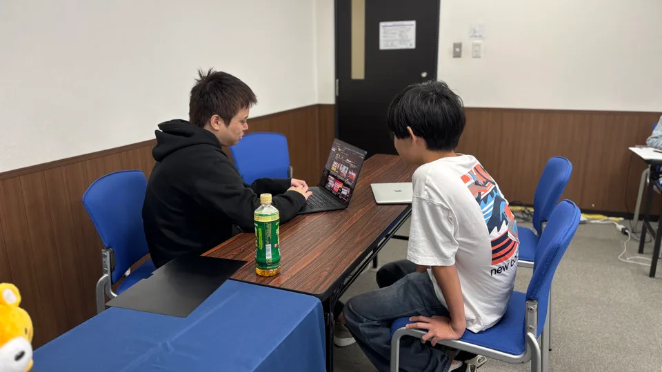 前回のClaude Code合宿で、同じ画面を見ながら講師に相談する参加者